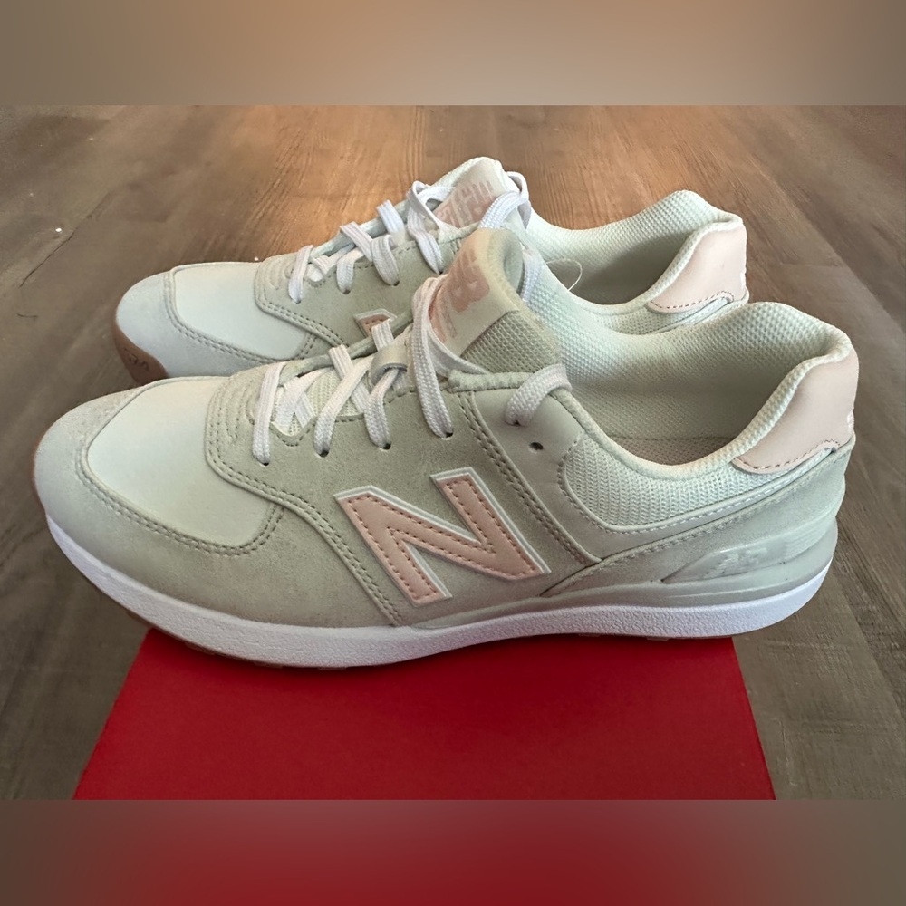 New Balance Women's Athletic Shoes in Light Grey and Pink - Picture 4 of 9